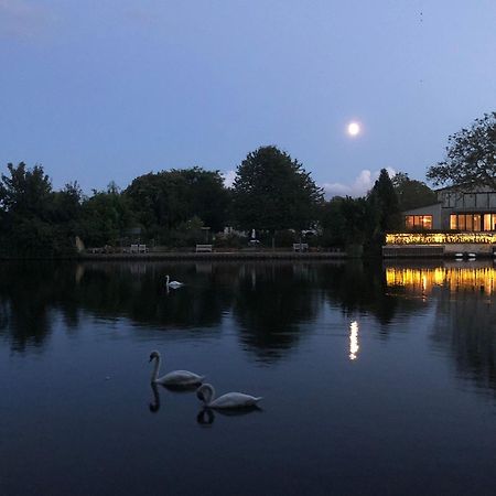 Serene Spacious Room Staines-upon-Thames Exteriör bild