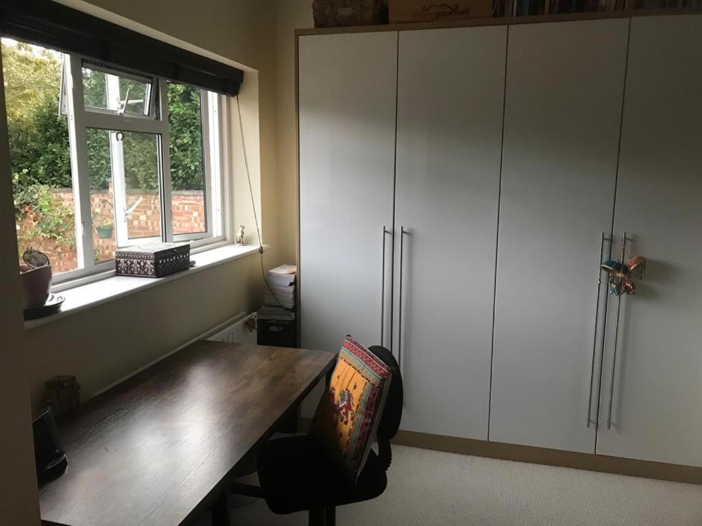 Serene Spacious Room Staines-upon-Thames Exteriör bild