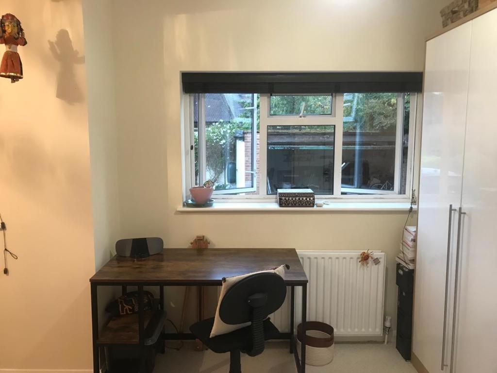 Serene Spacious Room Staines-upon-Thames Exteriör bild