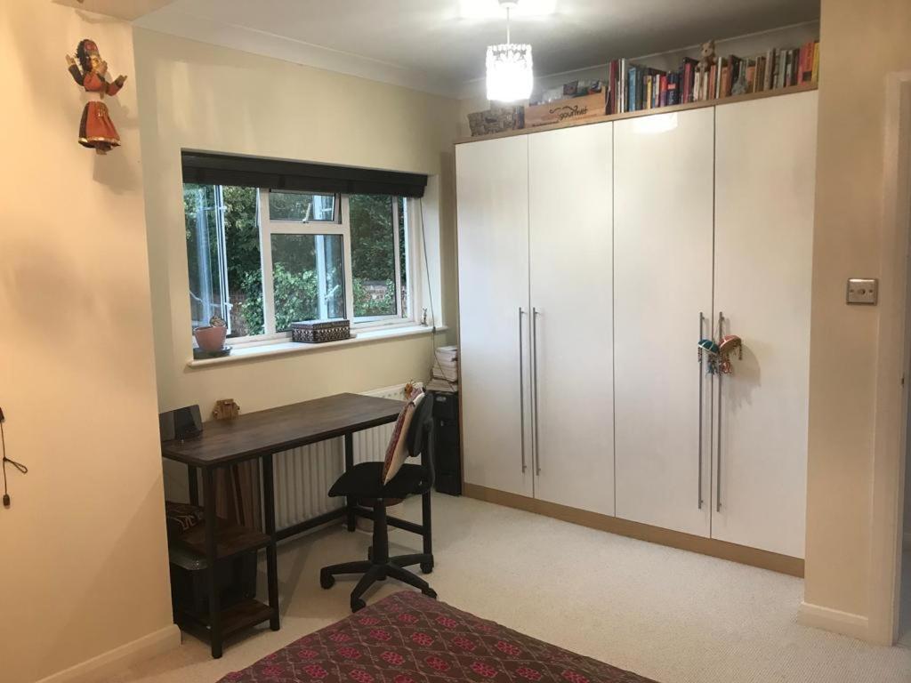 Serene Spacious Room Staines-upon-Thames Exteriör bild
