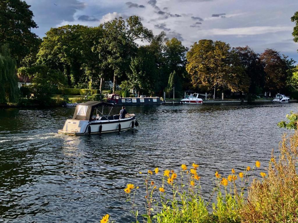 Serene Spacious Room Staines-upon-Thames Exteriör bild