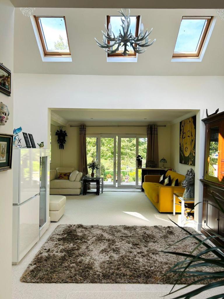 Serene Spacious Room Staines-upon-Thames Exteriör bild