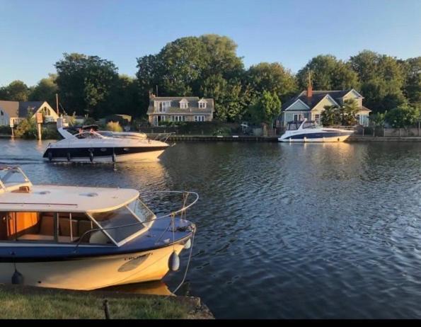Serene Spacious Room Staines-upon-Thames Exteriör bild