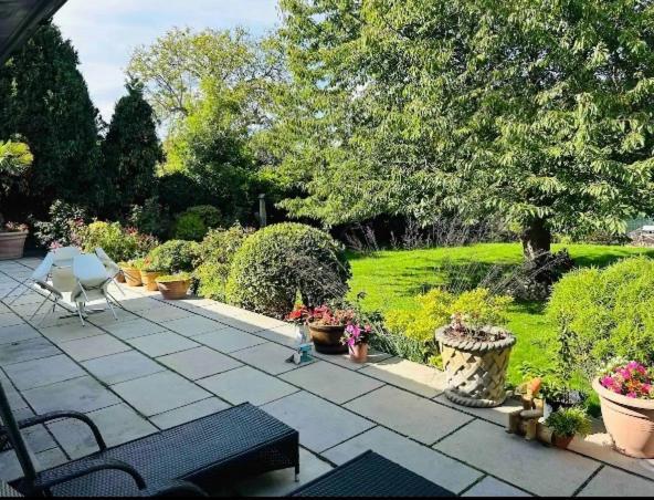 Serene Spacious Room Staines-upon-Thames Exteriör bild